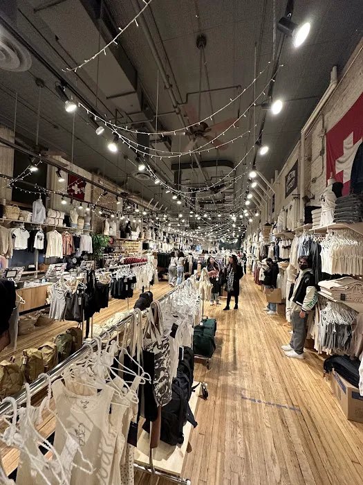 Brandy Melville - Flagship 3