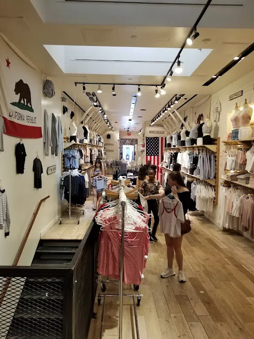 Brandy Melville - Flagship 5
