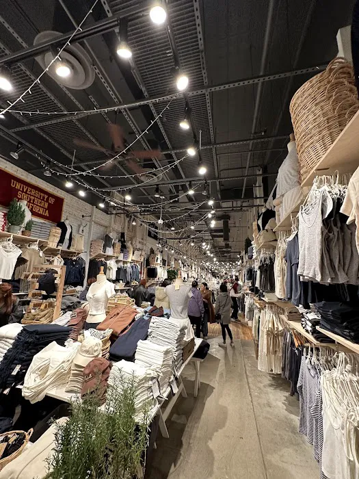 Brandy Melville - Flagship 0