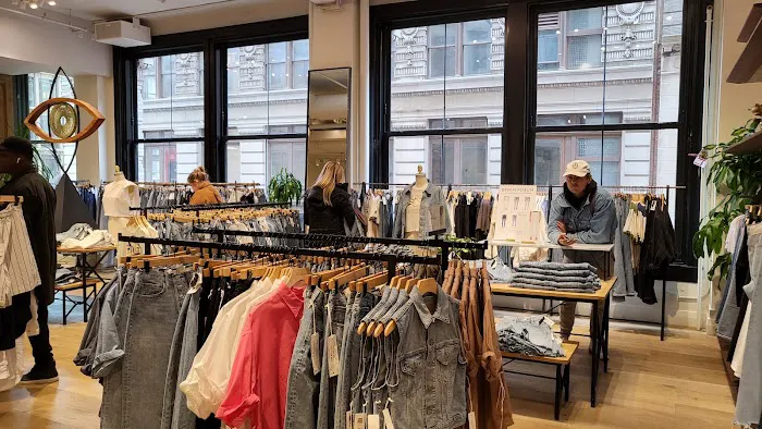 Aritzia 4