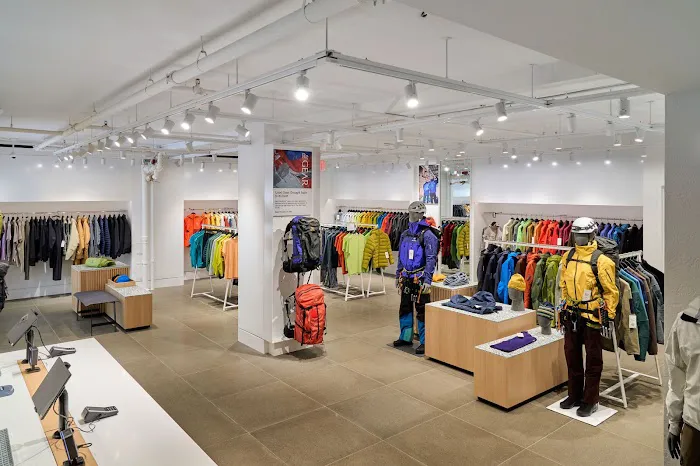 Arc'teryx Broadway Alpha Store 6