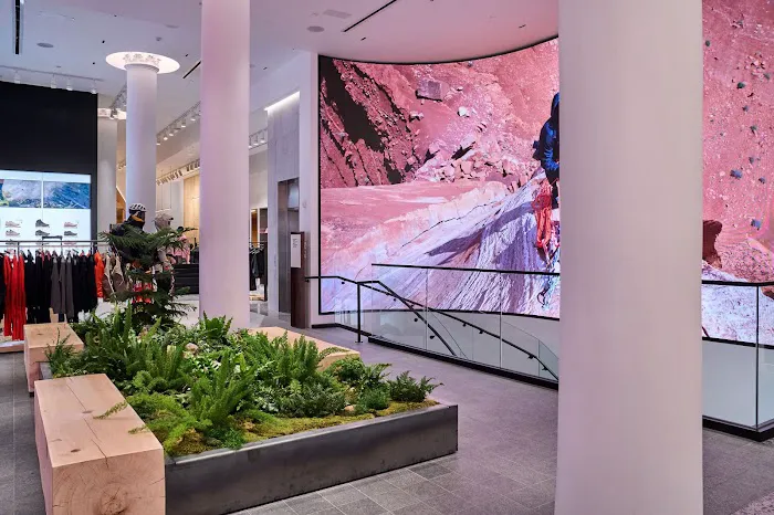 Arc'teryx Broadway Alpha Store 1