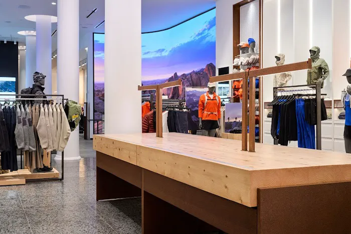 Arc'teryx Broadway Alpha Store 4