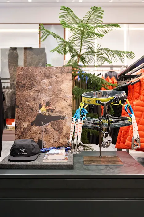 Arc'teryx Broadway Alpha Store 2