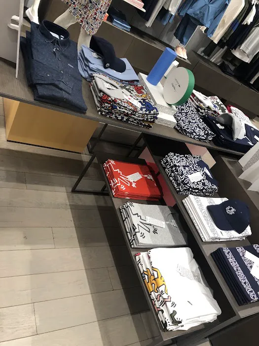 Lacoste *Closed* 4