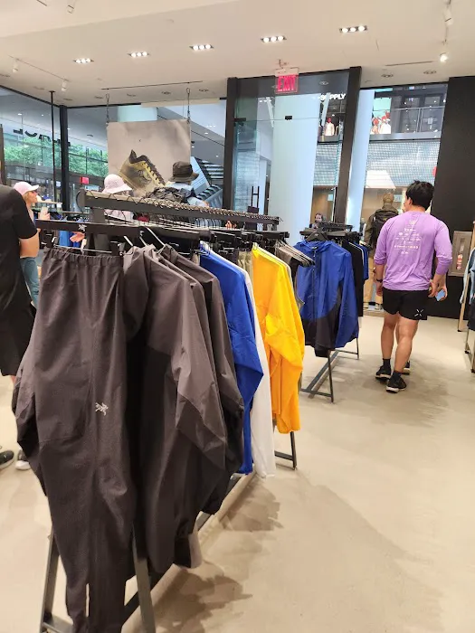 Arc'teryx Brookfield Place 3