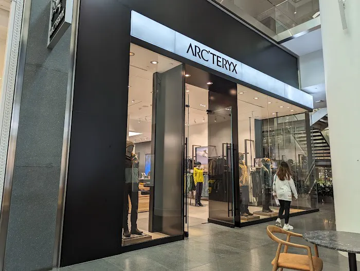 Arc'teryx Brookfield Place 2
