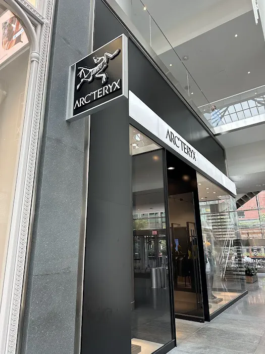 Arc'teryx Brookfield Place 8