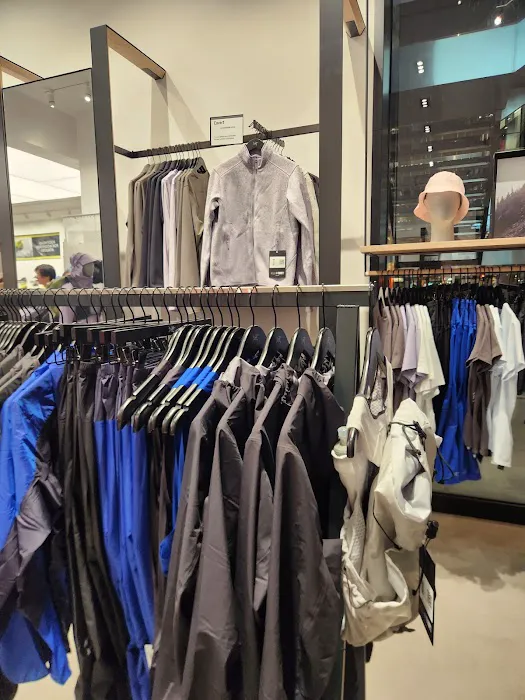 Arc'teryx Brookfield Place 5