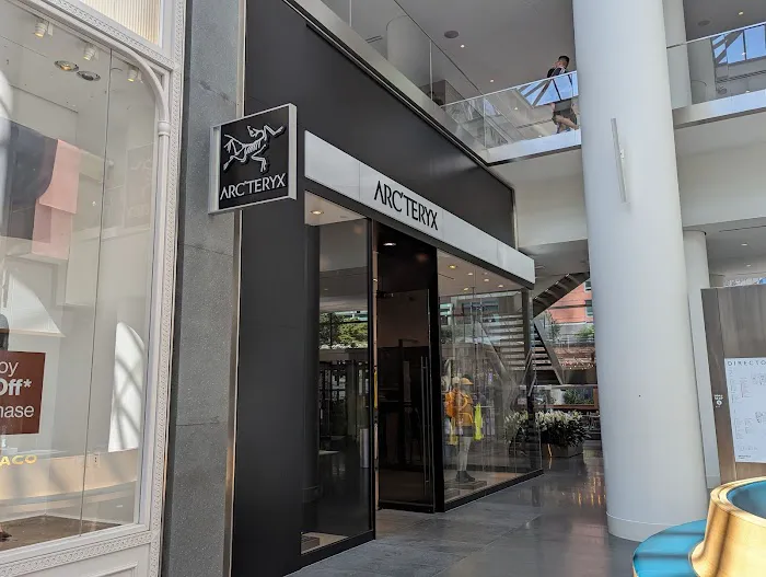 Arc'teryx Brookfield Place 9