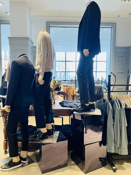 Club Monaco 4