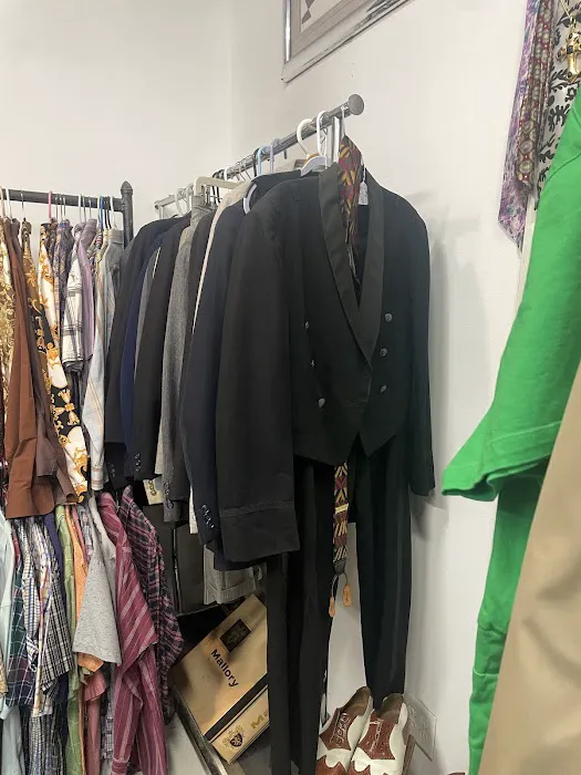 Henrietta's Vintage Clothing Out Of The Past 3